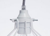 Lampa z klatką śnieżnobiałą