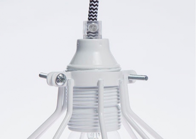 Lampa z klatką śnieżnobiałą