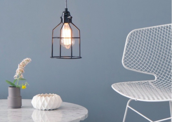 Lampa z klatką czarną